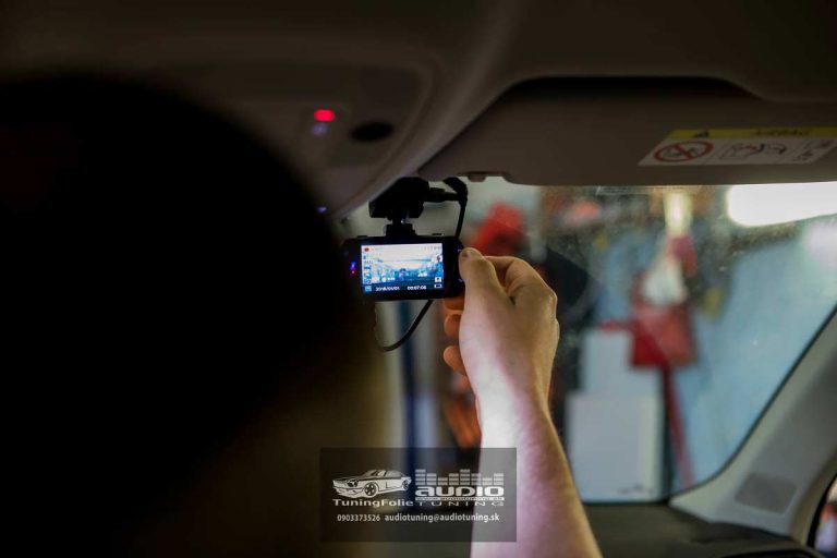 ČIERNA SKRINKA PREDNÁ ZADNÁ KAMERA AUDI Q3