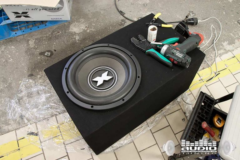 SUBWOOFER ZOSILNOVAC BMW 5 1137